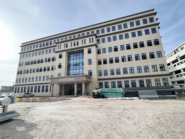 清晨的国道：一场取冻融坑槽抢时间的路面养护战